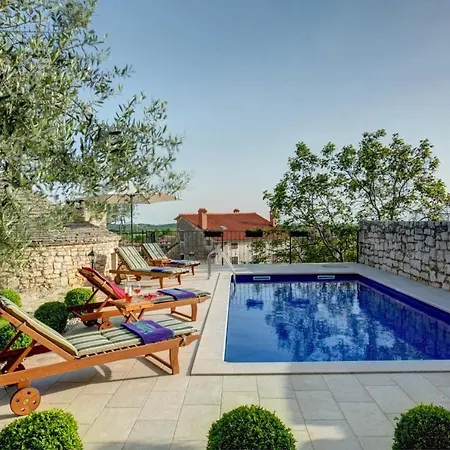 Visignano Sleeps 6 Pool Air Con Wifi Višnjan
