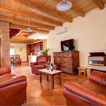 Visignano Sleeps 6 Pool Air Con Wifi Villa *