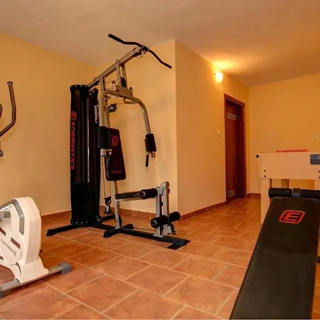 Visignano Sleeps 6 Pool Air Con Wifi *